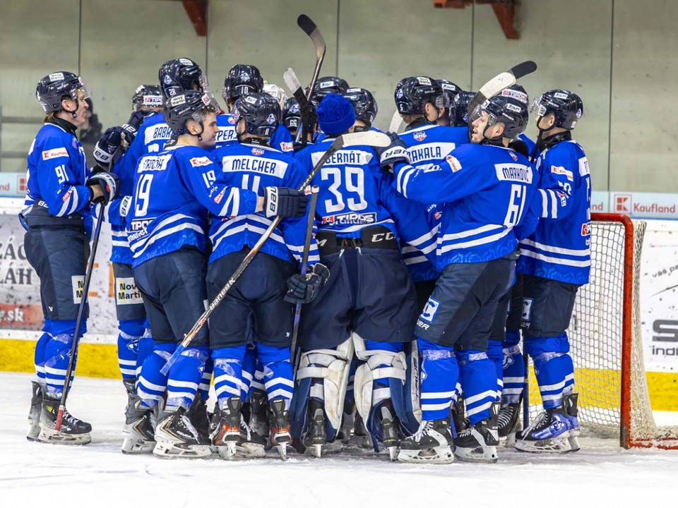 Hokejisti Martina oslavujú gól