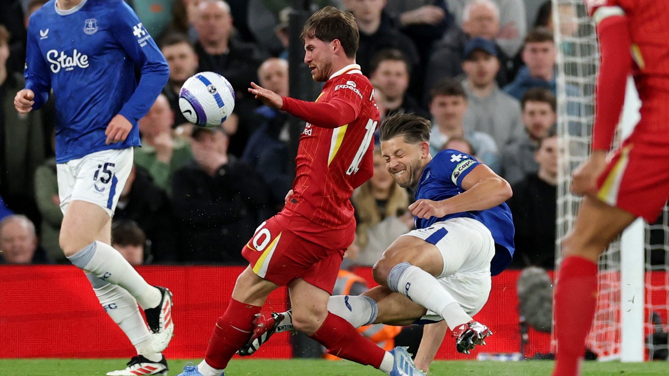 Faul Tarkowského na Alexisa Mac Allistera v zápase Liverpool FC - Everton FC