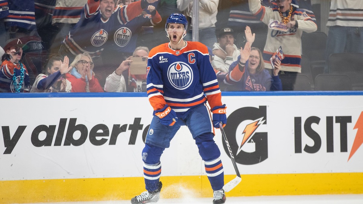 Connor McDavid (97) v drese Edmontonu Oilers.