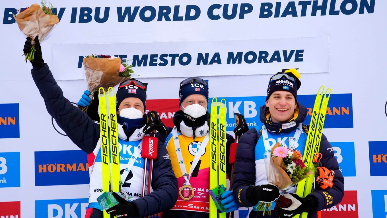 Johannes Thingnes Bö (v strede) vyhral stíhacie preteky v Novom Meste na Morave.