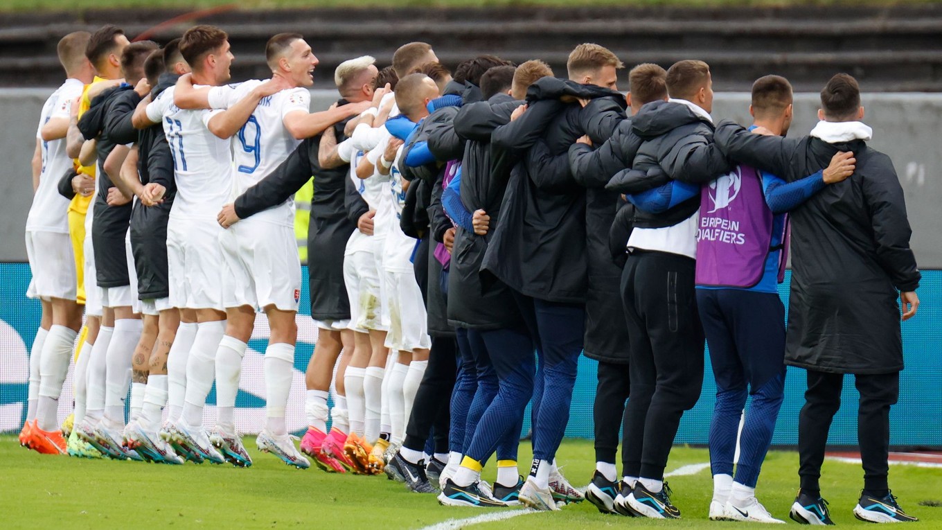 Slovenskí reprezentanti sa radujú z víťazstva nad Islandom 2:1 v kvalifikačnom zápase na EURO 2024.