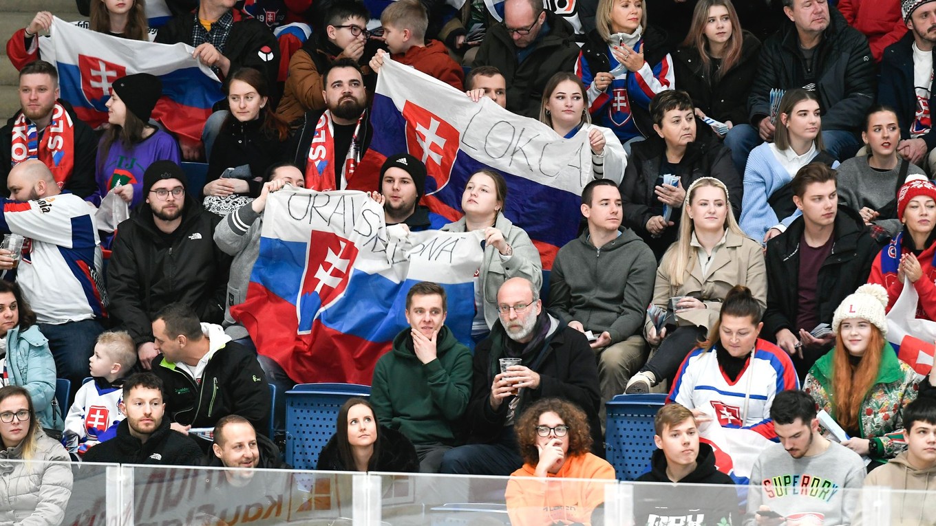 Na snímke slovenskí fanúšikovia povzbudzujú počas zápasu Slovensko – Lotyšsko.