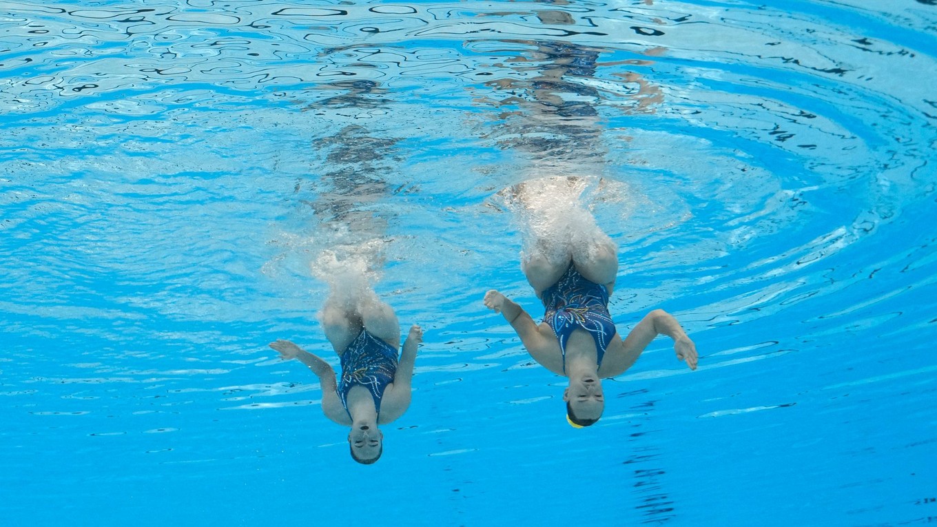 Slovenské akvabely Lea Anna Krajčovičová a Chiara Dikyová počas vystúpenia v kvalifikácii vo voľnej zostave dvojíc na MS v plaveckých športoch.