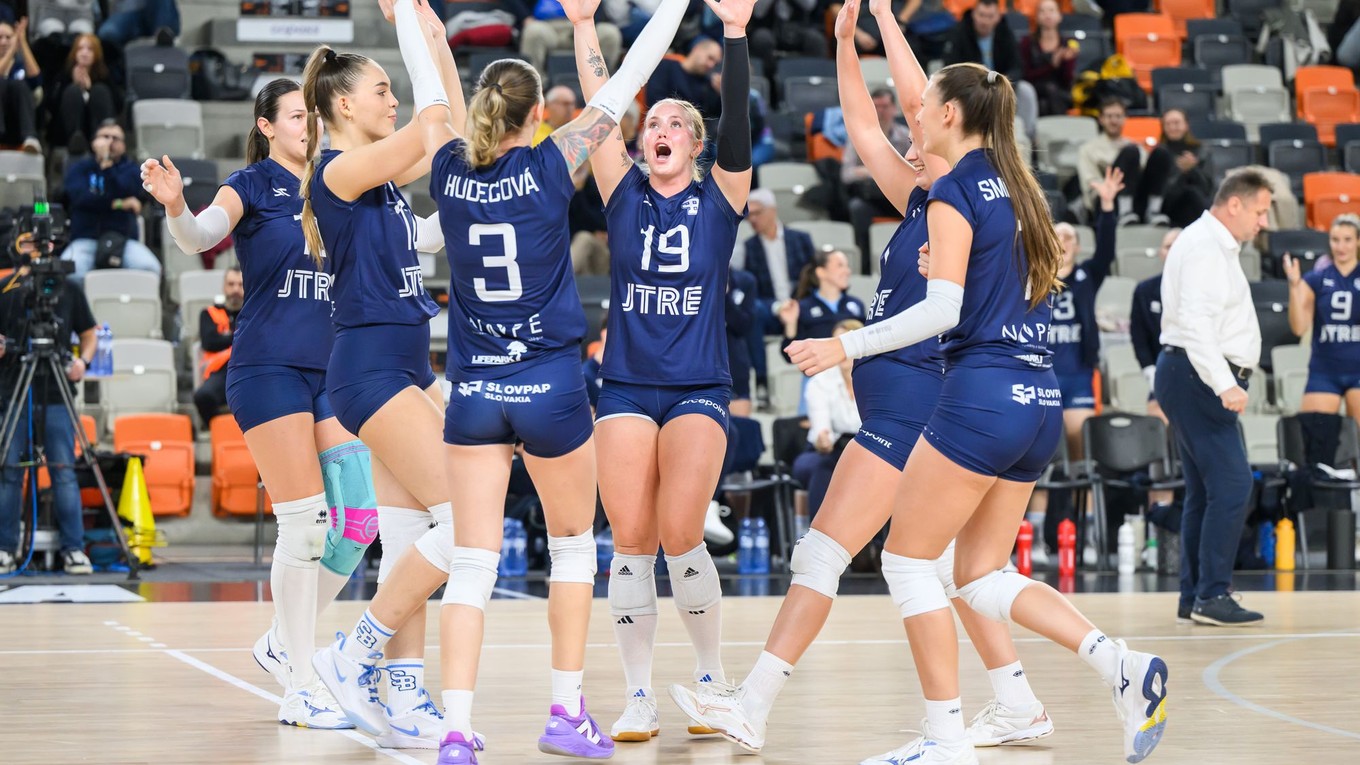 Hráčky Slovana sa tešia.