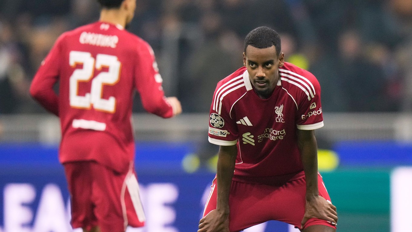 Alexander Isak z Liverpoolu počas zápasu Ligy majstrov medzi Interom Miláno a Liverpoolom.