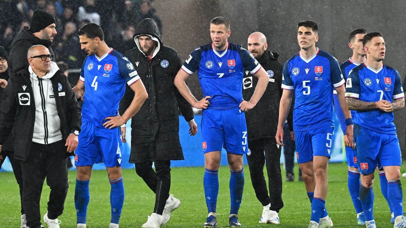 Zľava tréner slovenskej futbalovej reprezentácie Francesco Calzona a slovenskí hráči