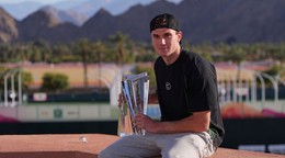 Jack Draper s trofejou po víťazstve na Indian Wells 2025.