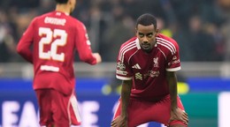 Alexander Isak z Liverpoolu počas zápasu Ligy majstrov medzi Interom Miláno a Liverpoolom.