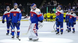 Slovenskí hokejisti reagujú po prehre 2:3 proti Švédsku. 