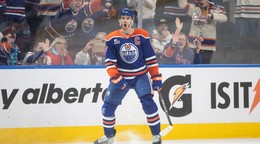 Connor McDavid (97) v drese Edmontonu Oilers.