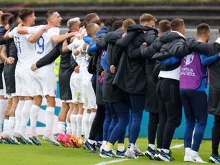 Slovenskí reprezentanti sa radujú z víťazstva nad Islandom 2:1 v kvalifikačnom zápase na EURO 2024. 