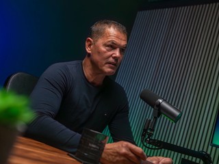 Marián Zeman počas nahrávania podcastu Taký je futbal.