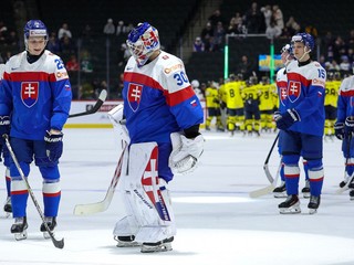 Slovenskí hokejisti reagujú po prehre 2:3 proti Švédsku. 