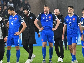 Zľava tréner slovenskej futbalovej reprezentácie Francesco Calzona a slovenskí hráči