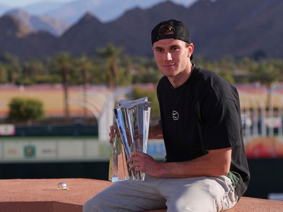 Jack Draper s trofejou po víťazstve na Indian Wells 2025.