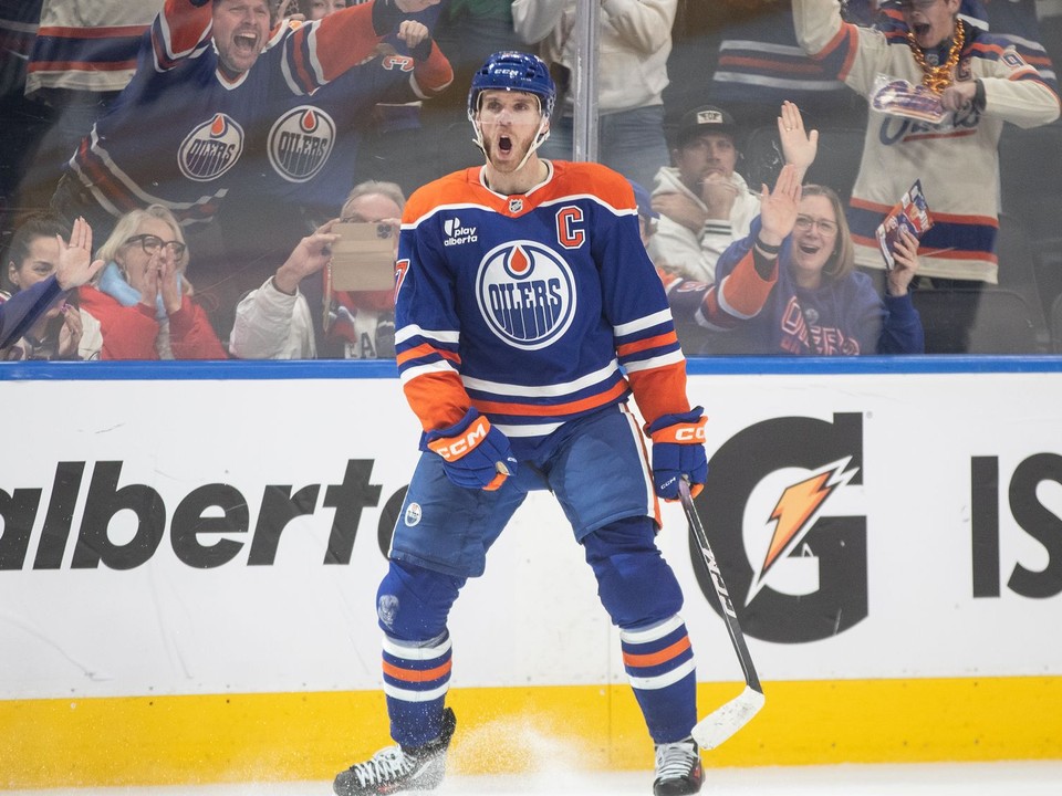 Connor McDavid (97) v drese Edmontonu Oilers.