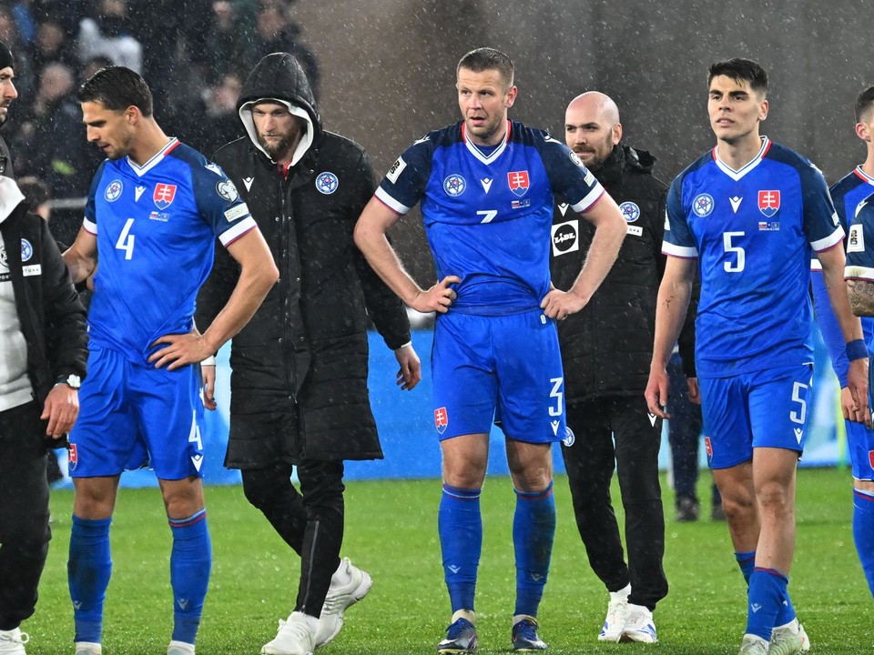 Zľava tréner slovenskej futbalovej reprezentácie Francesco Calzona a slovenskí hráči