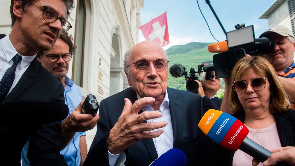Blatterovi hrozí väzenie. Prišiel s úsmevom na tvári, súd museli prerušiť