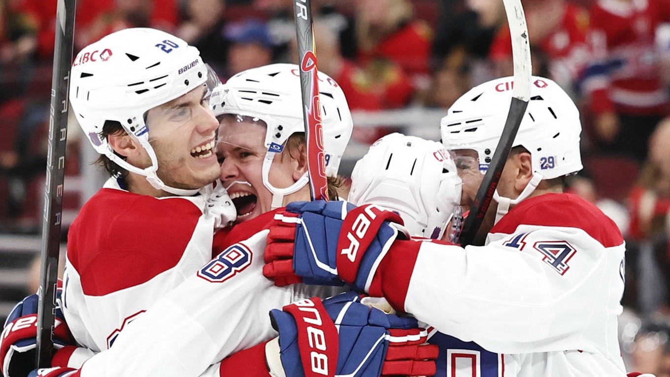 Hokejisti Montrealu oslavujú gól, vľavo Juraj Slafkovský.