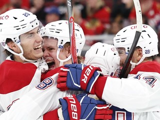 Hokejisti Montrealu oslavujú gól, vľavo Juraj Slafkovský. 