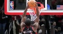Basketbalista tímu Chicago Bulls Patrick Williams a jeho efektný smeč.