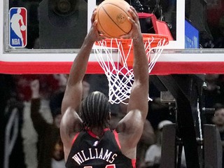 Basketbalista tímu Chicago Bulls Patrick Williams a jeho efektný smeč.
