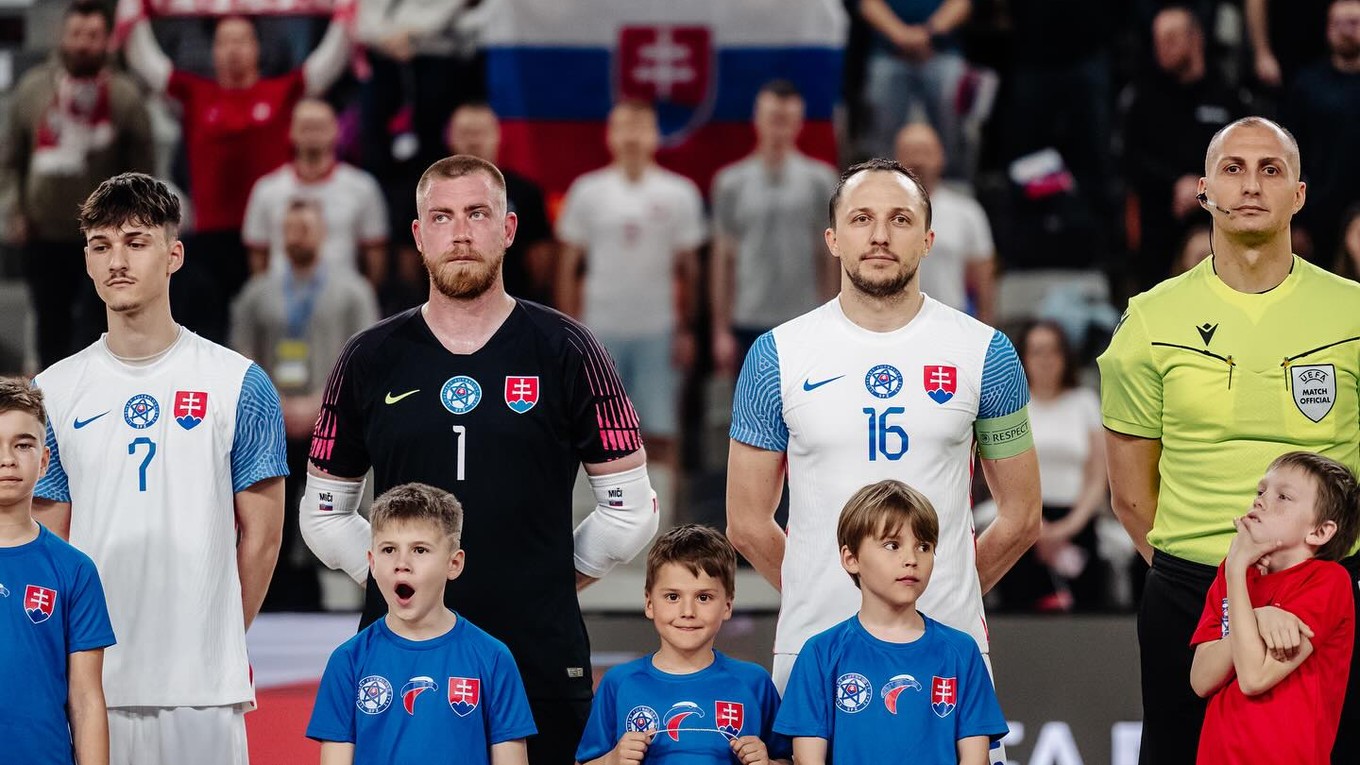 Slovenskí futsalisti v kvalifikácii ME vo futsale 2026. Tomáš Drahovský druhý sprava.