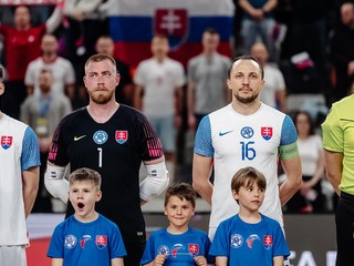Slovenskí futsalisti v kvalifikácii ME vo futsale 2026. Tomáš Drahovský druhý sprava.