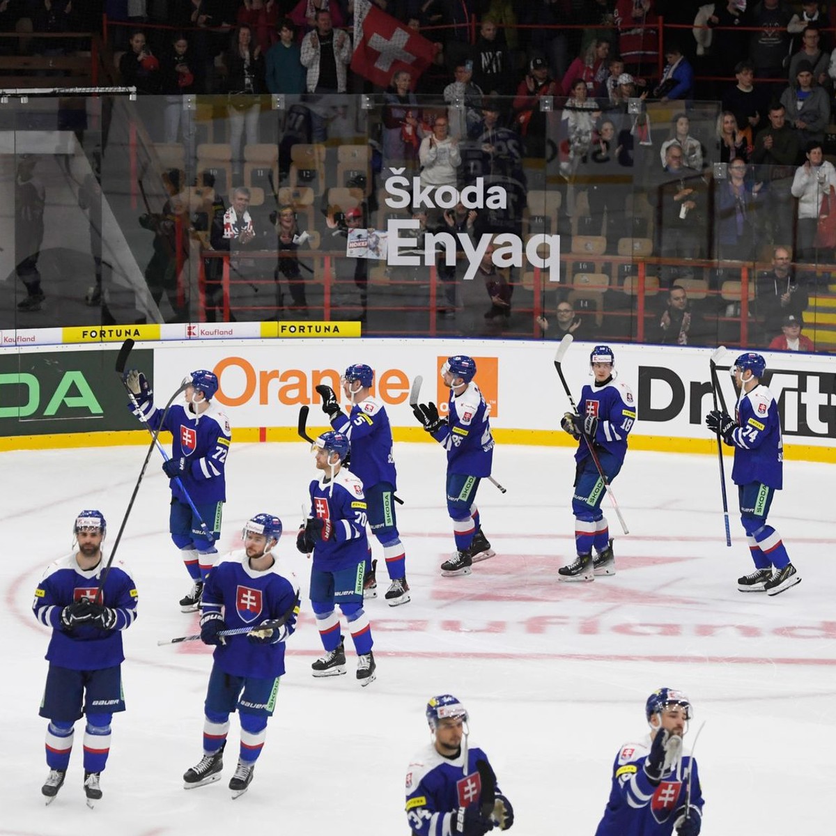 Slovenskí hokejisti ďakujú divákom po výhre 3:0 po prípravnom zápase na májový svetový šampionát Slovensko - Švajčiarsko.