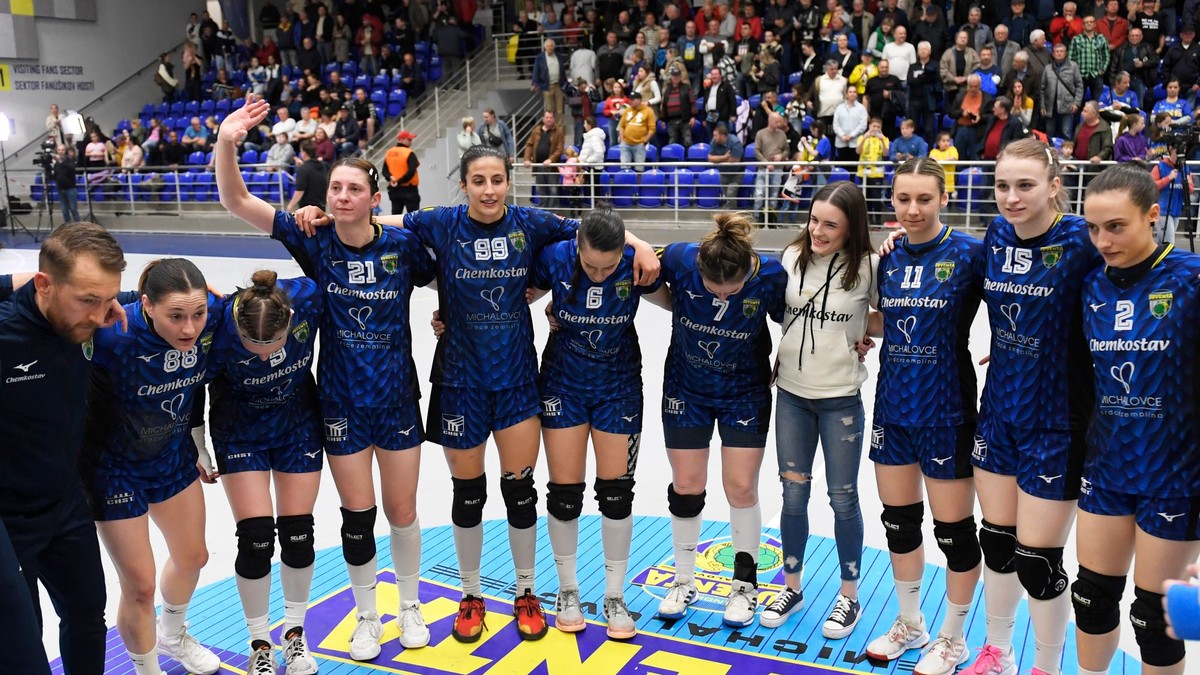 Hráčky MŠK Iuventa Michalovce po víťazstve nad Benficou Lisabon v prvom zápase semifinále Európskeho pohára EHF v hádzanej žien.