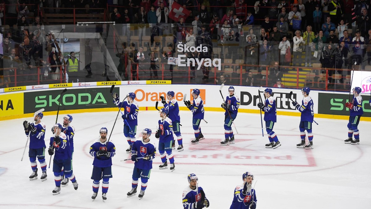 Slovenskí hokejisti ďakujú divákom po výhre 3:0 po prípravnom zápase na májový svetový šampionát Slovensko - Švajčiarsko.