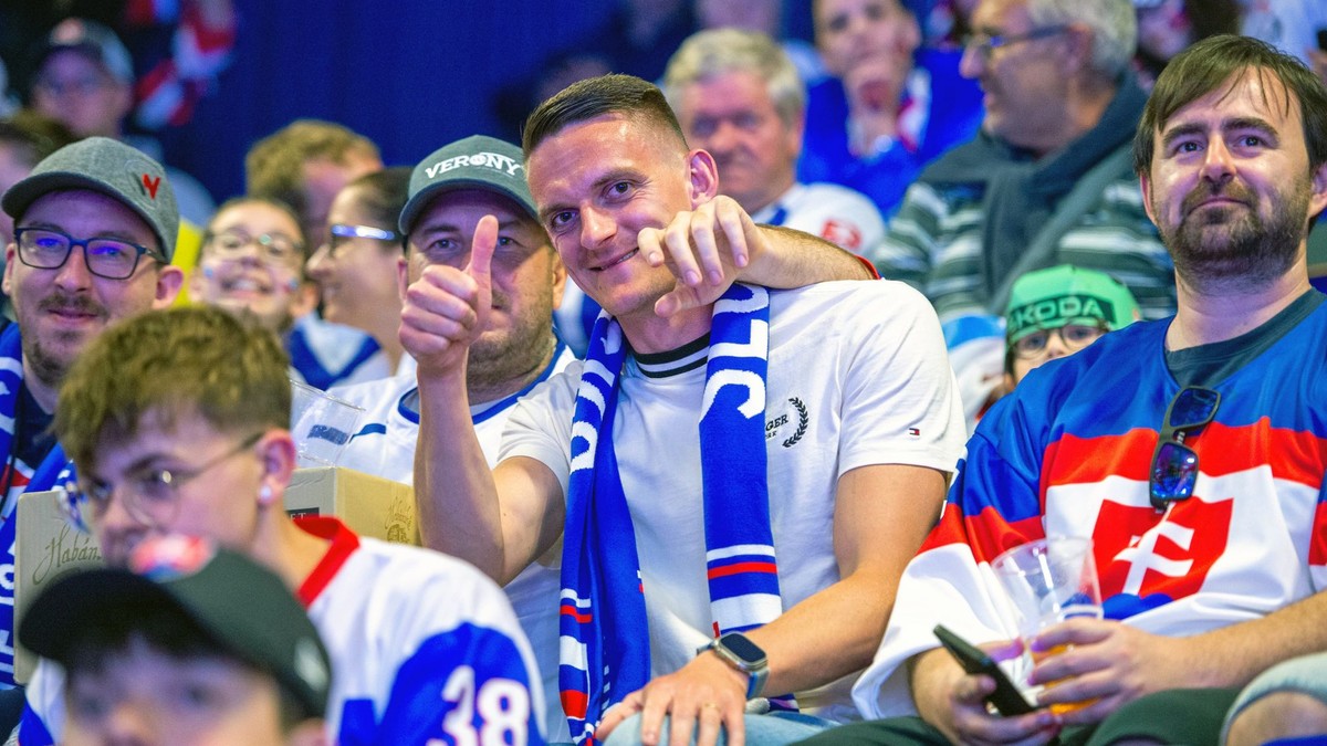 Róbert Polievkana tribúne počas zápasu Slovensko - Kazachstan na MS v hokeji 2024