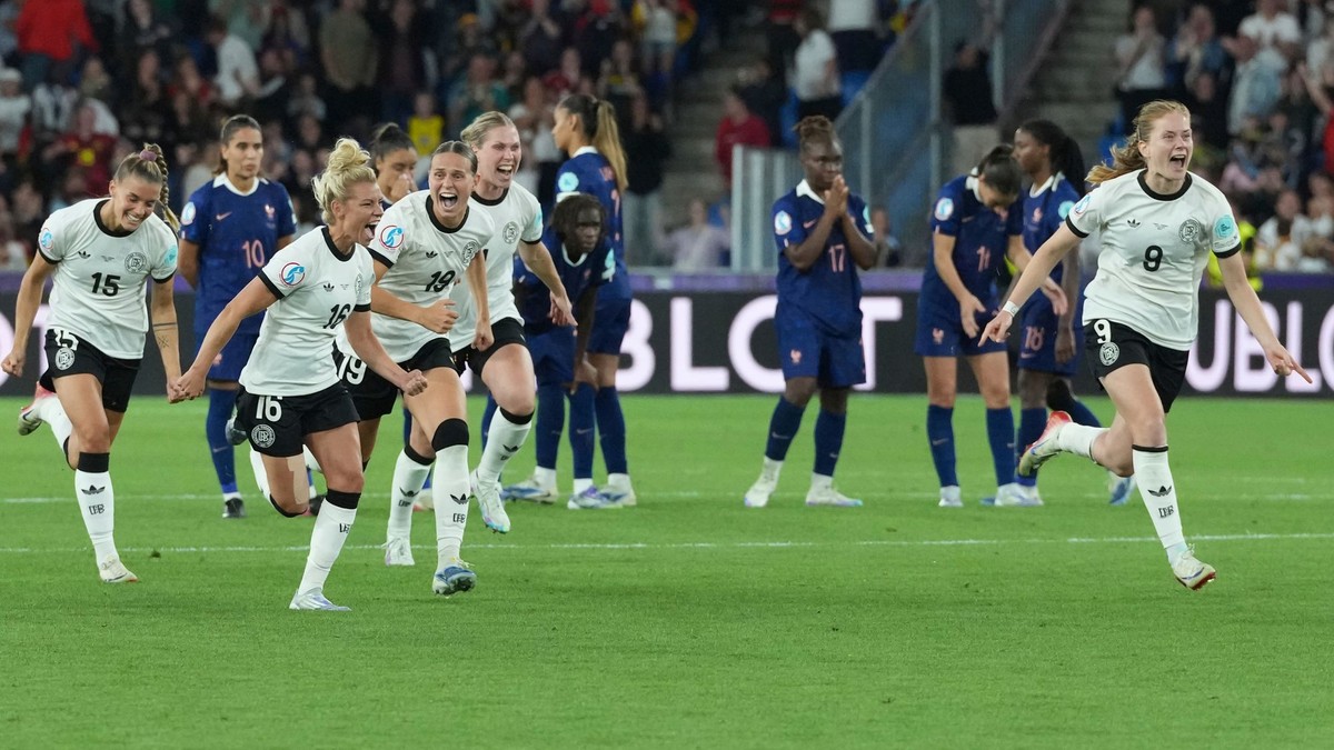 Futbalistky Nemecka oslavujú postup do semifinále EURO žien 2025. 
