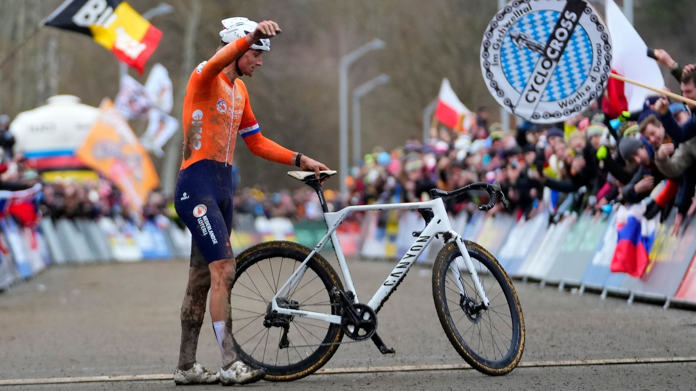 Oslavy Mathieua Van Der Poela po pretekoch Elite na MS v cyklokrose 2024.