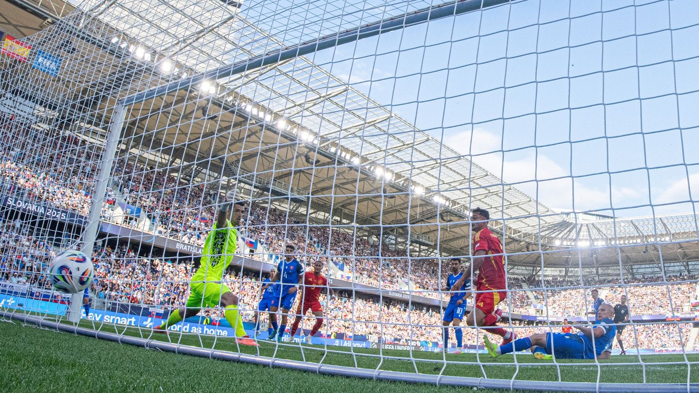 Marc Pubill strieľa gól v zápase Slovensko - Španielsko v skupine A na EURO U21 2025. Po inkasovanom góle sa prizerajú brankár Ľubomír Belko a Jakub Jakubko.