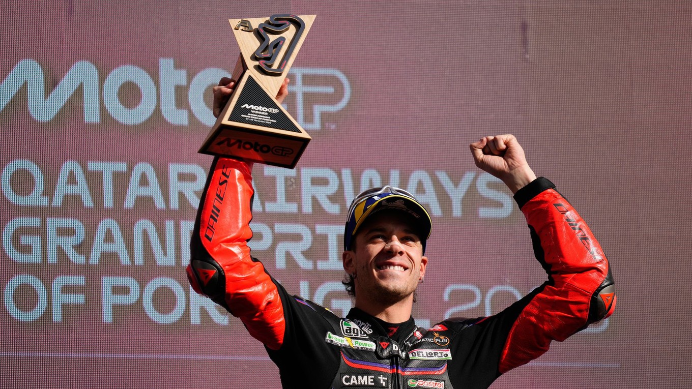 Marco Bezzecchi oslavuje triumf v Portugalsku