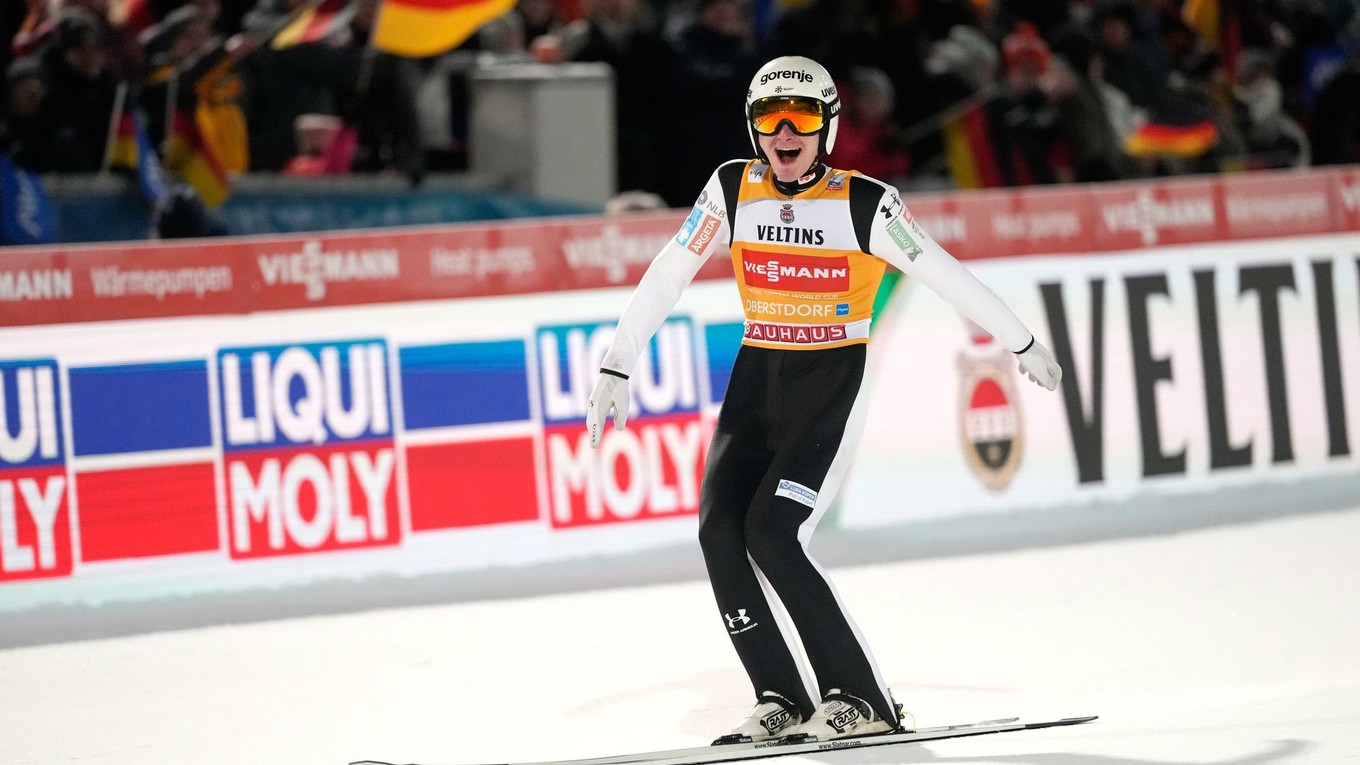 Domen Prevc zo Slovinska po svojom skoku na prvom podujatí Turné štyroch mostíkov v Oberstdorfe.