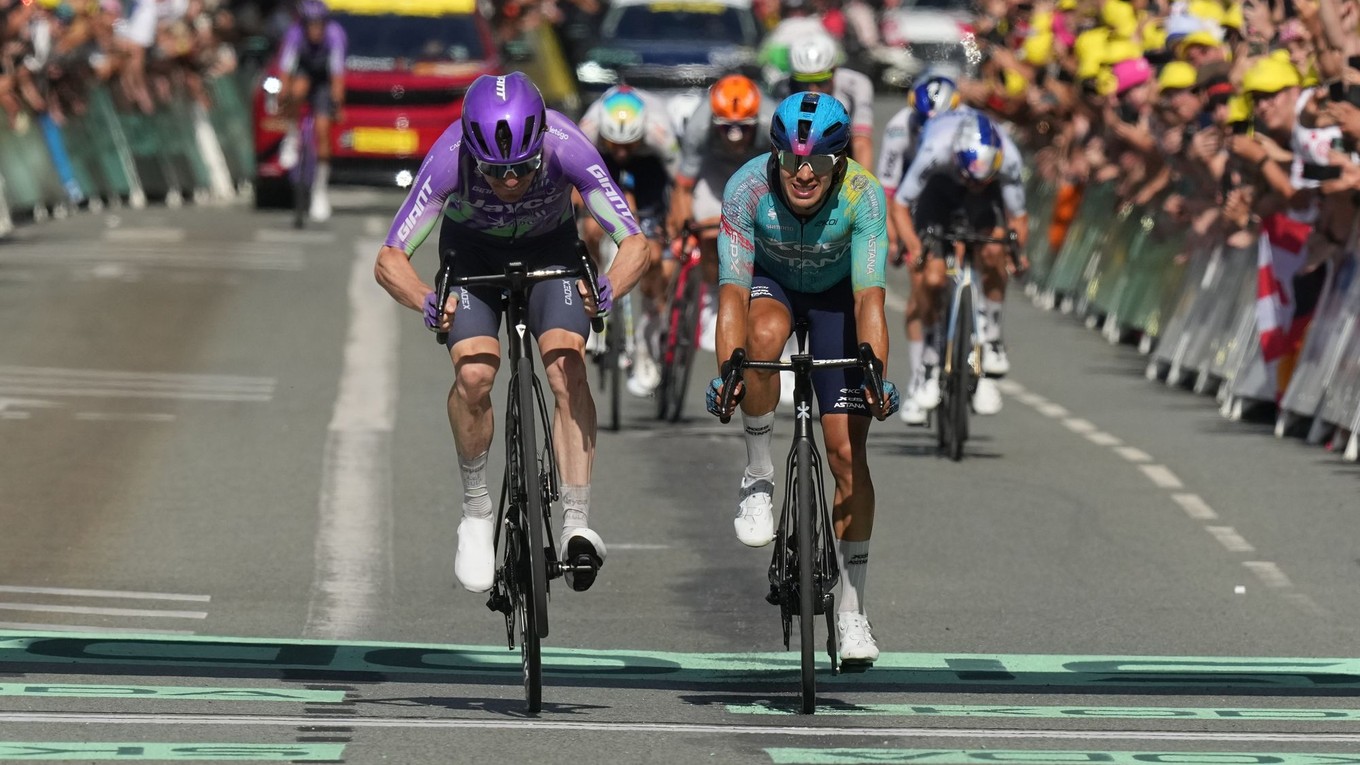 Mauro Schmid a Harold Tejada v cieli 13. etapy na Tour de France 2026. 