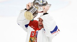 Lukáš Dostál oslavuje s pohárom po triumfe Česka vo finále MS v hokeji 2024