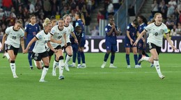 Futbalistky Nemecka oslavujú postup do semifinále EURO žien 2025. 