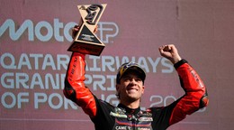 Marco Bezzecchi oslavuje triumf v Portugalsku