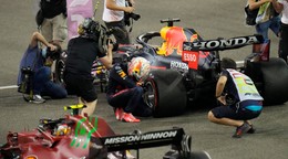 Max Verstappen po triumfe v Abú Zabí v roku 2021.