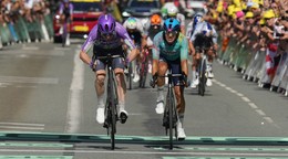 Mauro Schmid a Harold Tejada v cieli 13. etapy na Tour de France 2026.