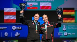 Na snímke zľava slovenská stolná tenistka Tatiana Kukuľková a Poľka Natalia Bajorová.