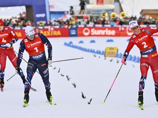 Johannes Hösflot Kläbo (vpravo) víťazí pred druhým Francúzom Lucasom Chanavatom.