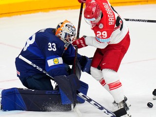 Zákrok Emila Larmiho pri streleckom pokuse Mikkela Aagaarda v zápase Fínsko - Dánsko na MS v hokeji 2024
