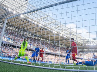 Marc Pubill strieľa gól v zápase Slovensko - Španielsko v skupine A na EURO U21 2025. Po inkasovanom góle sa prizerajú brankár Ľubomír Belko a Jakub Jakubko.