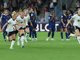 Futbalistky Nemecka oslavujú postup do semifinále EURO žien 2025. 