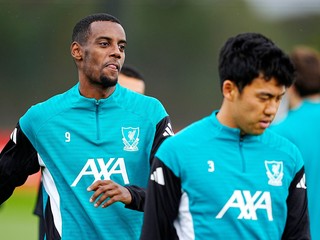 Alexander Isak a Wataru Endo.