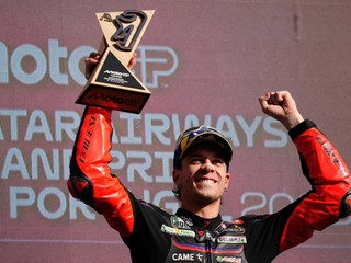 Marco Bezzecchi oslavuje triumf v Portugalsku